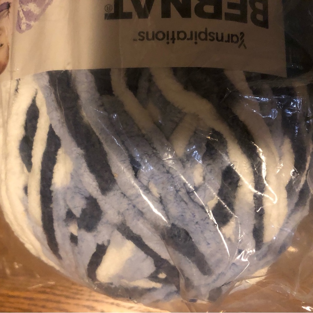 Bernat baby blanket yarn in Blue dreams - Picture 2 of 4